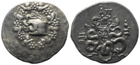 Mysien. Pergamon.

 Cistophor (Silber). Ca. 166 - 67 v. Chr.
Vs: Cista mystica mit halb geöffnetem Deckel, aus der sich eine Schlange herauswindet;...