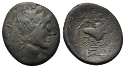 Macedon, Thessalonica, c. 187-131 B.C. Æ (21,7mm, 7.17g). Wreathed head of Dionysos right. R/ Bunch of grapes within wreath. SNG ANS 786; SNG Cop 355....