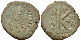 Justinian I (527-565). Æ 20 Nummi (26,7mm, 10g). Constantinople, year 17 (543/44). Helmeted and cuirassed bust facing, holding globus cruciger and car...