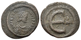 Justinian I (527-565). Æ 5 Nummi (18,8mm, 2.8g). Constantinople. Diademed, draped and cuirassed bust r. R/ Large Є; Δ to r. Sear 170.