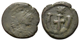 Justinian I (527-565). Æ 5 Nummi (14,6mm, 2.4g). Theoupolis (Antioch), c. 551-560. Diademed, draped and cuirassed bust r. R/ Large Є with central cros...