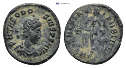 Theodosius I (379-395). AE. Cyzicus (1.43 Gr. 13mm.)
Pearl-diademed, draped and cuirassed bust right. 
Rev. Victory advancing left, head right, carryi...
