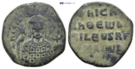 Nicephorus II Phocas (963-969 AD). Constantinople mint. AE Follis (25mm, 11.13 g) Obv: nICIFR bASILEV RW. Crowned bust facing, holding labarum and glo...