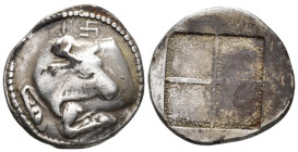 MACEDON,
Akanthos.
Tetrobol
(AR, 16 mm, 2.46 g)
c. 470-390 BC.

Forepart of bull left, head turned back to right; above Π and swastika. / Quadri...