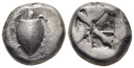 ISLANDS off ATTICA. Aegina. Stater (circa 525-480 BC).

Obv: Sea tortoise.
Rev: Incuse square divided into five triangles.

Meadows Group Iia- IIb; HG...
