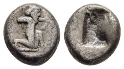 ACHAEMENID EMPIRE. temp. Darios I to Xerxes I. (circa 505-480 BC). 1/4 Siglos.

Obv: Persian king or hero in kneeling-running stance right, drawing bo...