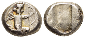 ACHAEMENID EMPIRE. Time of Darios II to Artaxerxes II (circa 420-375 BC). Siglos. Sardes.

Obv: Persian king in kneeling-running stance right, holding...