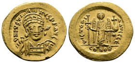Justin I (518-527 AD.) AV Solidus (21mm, 4,44g. Gold.) Constantinople. D N IVSTINVS P P AVG. Helmeted and cuirassed bust facing slightly right, holdin...