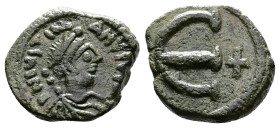 Justinian I (527-565 AD). Æ 5 Nummi (14,5mm, 2,14g.) Constantinople, 543-565 AD. Pearl-diademed, draped and cuirassed bust r. R/ E cross to r. MIBE 10...