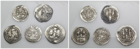 GRECIA ANTIGUA. Lote de 5 dracmas sasánidas: Cosroes I (1), Hormiz IV (1) y Cosroes II (3). MBC-/MBC+.