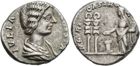 IMPERIO ROMANO. JULIA DOMNA. Denario. Roma (196-211). A/ Busto drapeado a der.; IVLIA (AVGV)ST. R/ La emperatriz a izq. ofrendando en alter, delante 2...