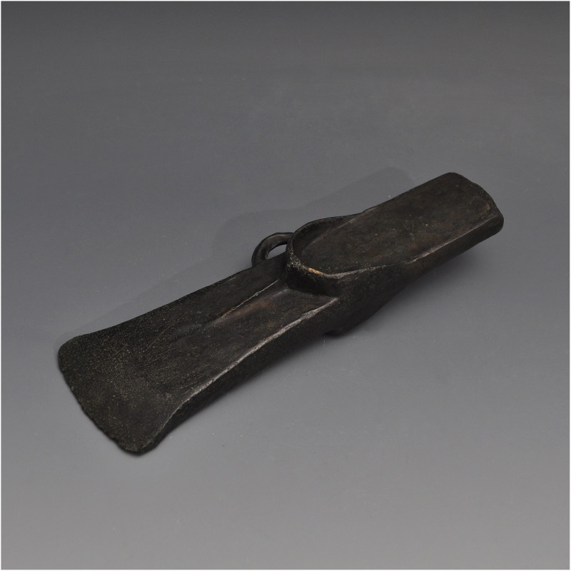 ARQUEOLOGÍA. PREHISTORIA. Edad del Bronce. Hacha de talón y anilla lateral (1250...