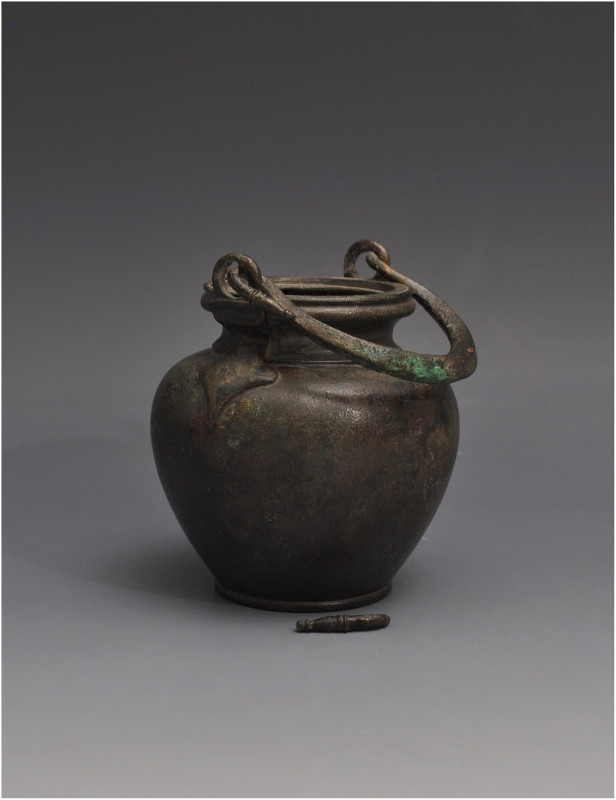 ARQUEOLOGÍA. ROMA. Sítula (ss. I-IV d.C.). Bronce. Altura 11,5 cm. Extremo del a...