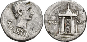 PERIODO DE JULIO CÉSAR A AUGUSTO. AUGUSTO. Cistóforo. Asia (c. 19-18 a.C.). A/ Cabeza de Augusto a der.; IMP IX TR (PO V). R/ Templo circular con 4 co...