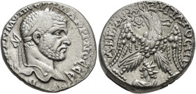 IMPERIO ROMANO. MACRINO. Tetradracma. Emesa. A/ Cabeza laureada a der. R/ Águila con alas abiertas mirando a izq., entre las patas busto de Helios. AR...