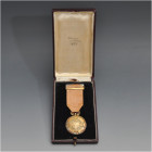 ÓRDENES Y CONDECORACIONES. Francisco Franco. Orden de Cisneros. Medalla con anilla en forma de laurel, con su cinta. En estuche. Metal dorado. 36,9 mm...