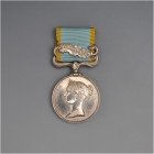 ÓRDENES Y CONDECORACIONES. GRAN BRETAÑA. Victoria I. Medalla. Guerra de Crimea. 1854. Con su cinta y pasador. Metal blanco 40,36 g. 36,1 mm. Con su ci...