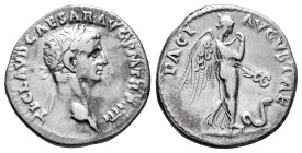 Claudius. Denarius. 44-45 AD. Lugdunum. (Ric-22). (Rsc-56). (Ch-53). Anv.: TI CLAVD•CAESAR AVG P•M•TR•P•IIII, laureate head right. Rev.: PACI AVGVSTAE...