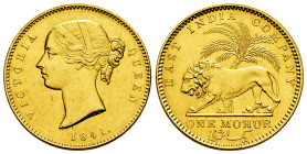 British India. Victoria Queen. Gold Mohur. 1841. Calcutta. (Km-462.1). (Fried-1595a). Au. 11,63 g. Type II. Split obverse legend and small date with n...