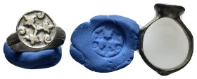 ANCIENT ROMAN SILVER RING.(1st - 2nd Century).Ae.

Condition : Good very fine.

Weight : 4.89 gr
Diameter : 19 mm