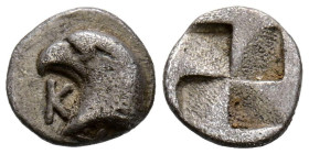 AEOLIS, Kyme. Hemióbolo. (Ar. 0,43g/8mm). 450-400 a.C. (SNG von Aulock 1623; SNG Copenhagen 31-3). Anv. Cabeza de águila a izquierda, delante K. Rev: ...