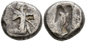 IMPERIO AQUEMENIDA, Tiempo de Xerxes I a Darios II. Siglos. (Ar. 5,31g/15mm). 485-420 a.C. Sardes. (Sunrise 25). Anv: Rey persa arrodillado a derecha ...
