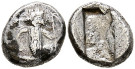 IMPERIO AQUEMENIDA, Tiempo de Xerxes I a Xerxes II. Siglos. (Ar. 4,77g/16mm). 420-350 a.C. Sardes. (Carradice Type III). Anv: Rey persa arrodillado a ...