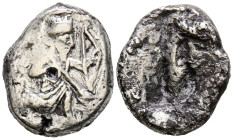 IMPERIO AQUEMENIDA, Tiempo de Xerxes I a Darios II. Siglos. (Ar. 5,23g/18mm). 485-420 a.C. Sardes. (Sunrise 25). Anv: Rey persa arrodillado a derecha ...