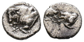 CARIA, Incierto. Hemióbolo. (Ar. 0,21g/7mm). Siglo IV a.C. (SNG Kayhan 968-970). Anv: Parte delantera de toro a izquierda. Rev. Dos toros embistiéndos...