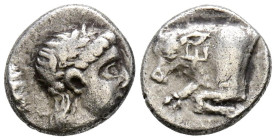 JONIA, Magnesia ad Maeandrum. Obolo. (Ar. 1,24g/11mm). 350-325 a.C. (SNG Tübingen 2924 var; Klein 408 var). Anv: Cabeza laureada de Apolo a derecha. R...