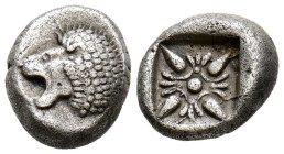 JONIA, Miletos. Dióbolo. (Ar. 1,14g/10mm). 600-500 a.C. (SNG Kayhan 476-81). Anv: Cabeza de leon a izquierda. Rev: Diseño estrellado incuso. MBC.
