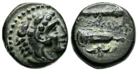 REYES DE MACEDONIA, Alejandro III el Grande. 1/4 Unidad. (Ae. 1,72g/12mm). 336-323 a.C. Anv: Cabeza de Heracles con piel de león a derecha. Rev: Leyen...