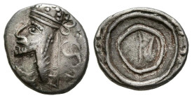 REINO DE PERSIS, Rey incierto. Hemidracma. (Ar. 1,36g/13mm). 50-100 d.C. (GIC 5956; Alram 619). Anv: Busto drapeado y coronado a izquierda. Rev: Leyen...