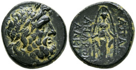PHRYGIA, Apameia. Ae23. (Ae. 9,21g/21mm). 100-50 a.C. (SNG Copenhagen 177). Anv: Cabeza de Zeus a derecha. Rev: Artemides estante de frente, alrededor...