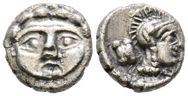 PISIDIA, Selge. Obolo. (Ar. 0,96g/10mm). 350-300 a.C. (SNG BN 1933). Anv: Cabeza de frente de Gorgona. Rev: Cabeza con casco de Atenena a derecha, det...