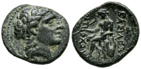 IMPERIO SELEUCIDA, Antiocos II Theos. Ae17. (Ae. 3,12g/17mm). 261-246 a.C. (Seaby 572a; HGC 9, 266). Anv: Cabeza laureada de Apolo a derecha. Rev: Apo...