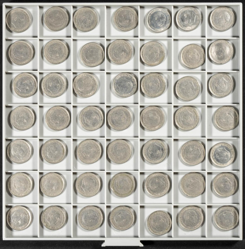 ESTADO ESPAÑOL (1936-1975). Conjunto de aproximadamente 150 monedas de 50 Peseta...