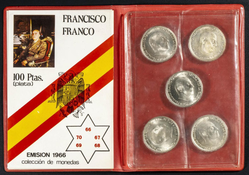 ESTADO ESPAÑOL (1936-1975). Cartera Oficial con 5 monedas de 100 Pesetas de 1966...