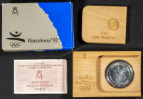 JUAN CARLOS I (1975-2014). 2000 Pesetas. (Ar. 27,00g/40mm). Serie Barcelona 92. Emblema Oficial. 1990. FNMT. FDC. Incluye estuche original y certifica...
