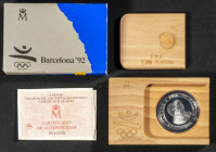JUAN CARLOS I (1975-2014). 2000 Pesetas. (Ar. 27,00g/40mm). Serie Barcelona 92. Baloncento. 1991. FNMT. FDC. Incluye estuche original y certificado de...