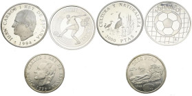 JUAN CARLOS I (1975-2014). Conjunto de 3 monedas en plata con valores de 2000 Pesetas (incluye una pieza de la serie Cultura y Naturaleza y 10 Euros (...