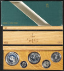JUAN CARLOS I (1975-2014). Estuche completo compuesto por 5 monedas en plata de valores comprendidos entre 2000 y 100 Pesetas. Quinto Centenario. 1989...