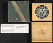 JUAN CARLOS I (1975-2014). 10.000 Pesetas. (Ar. 168,75g /73mm). V Centenario. 1990. Serie II. FNMT. FDC. Presentado en estuche oficial y con certifica...
