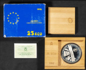 JUAN CARLOS I (1975-2014). 25 Ecu. (Ar. 168,75g/73mm). Madrid Capital Europea de la Cultura. 1992. FNMT. FDC. Incluye estuche original y certificado d...
