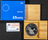 JUAN CARLOS I (1975-2014). 25 Euro. (Ar. 168,75g/73mm). Emblemas. 1998. FNMT. FDC. Presentada en estuche oficial y con certificado de autenticidad. Só...