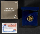 JUAN CARLOS I (1975-2014). 200 Euros (Au. 13,5g/30mm). Ampliación de la Unión Europea. 2004. FNMT. PROOF. Oro de 0,999 milésimas. Incluye estuche orig...
