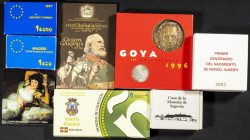 Pequeño e interesante resto de colección formado por decenas de monedas tanto españolas como extranjeras destacando algunos ejemplares árabes, romanos...