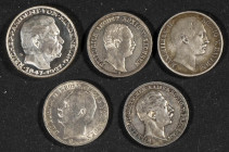 ALEMANIA. Conjunto de 5 piezas en plata, 4 monedas de 3 Mark de diferentes fechas (siglo XIX y principios del XX) y cecas. El conjunto se completa con...