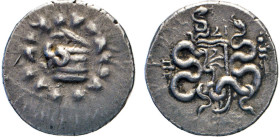 ANTIKE WELT
Griechen
MYSIEN, Pergamon. Tetradrachme, Sista mystica in Efeukranz. Rs. Köcher zw. Schlangen, links Pergamon-Monogramm, rechts Aeskulap...