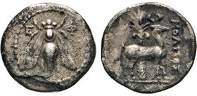 ANTIKE WELT
Griechen
IONIEN. Ephesos, Stadt. Drachme, 202-133 v.Chr. Biene, oben zu den Seiten E und Ø. Rs. Hirschkuh vor Palmbaum, rechts Magistrat...